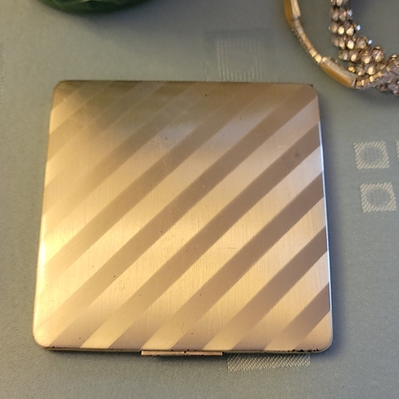 Vntg Elgin American Goldtone Textured Compact - Picture 6 of 7